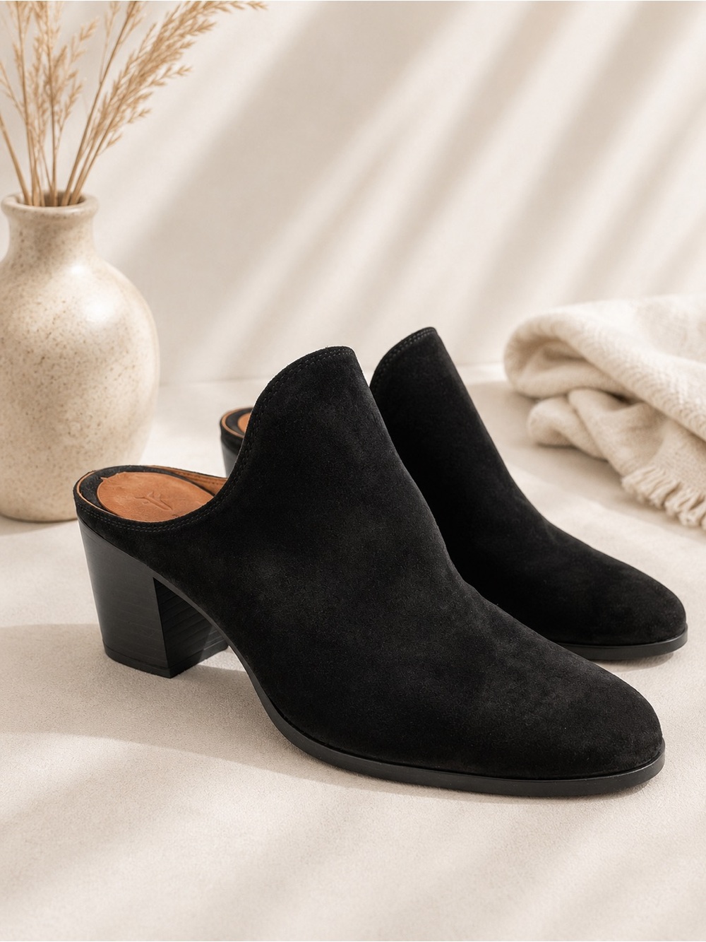 FRYE NAOMI BLACK SUEDE HEELED MULES SIZE 8 EUC